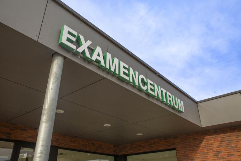 Ingang van een Belgisch examencentrum