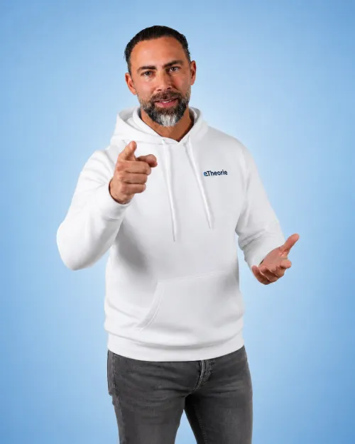 Mathieu, rij-instructeur en presentator van de eTheorie videolessen